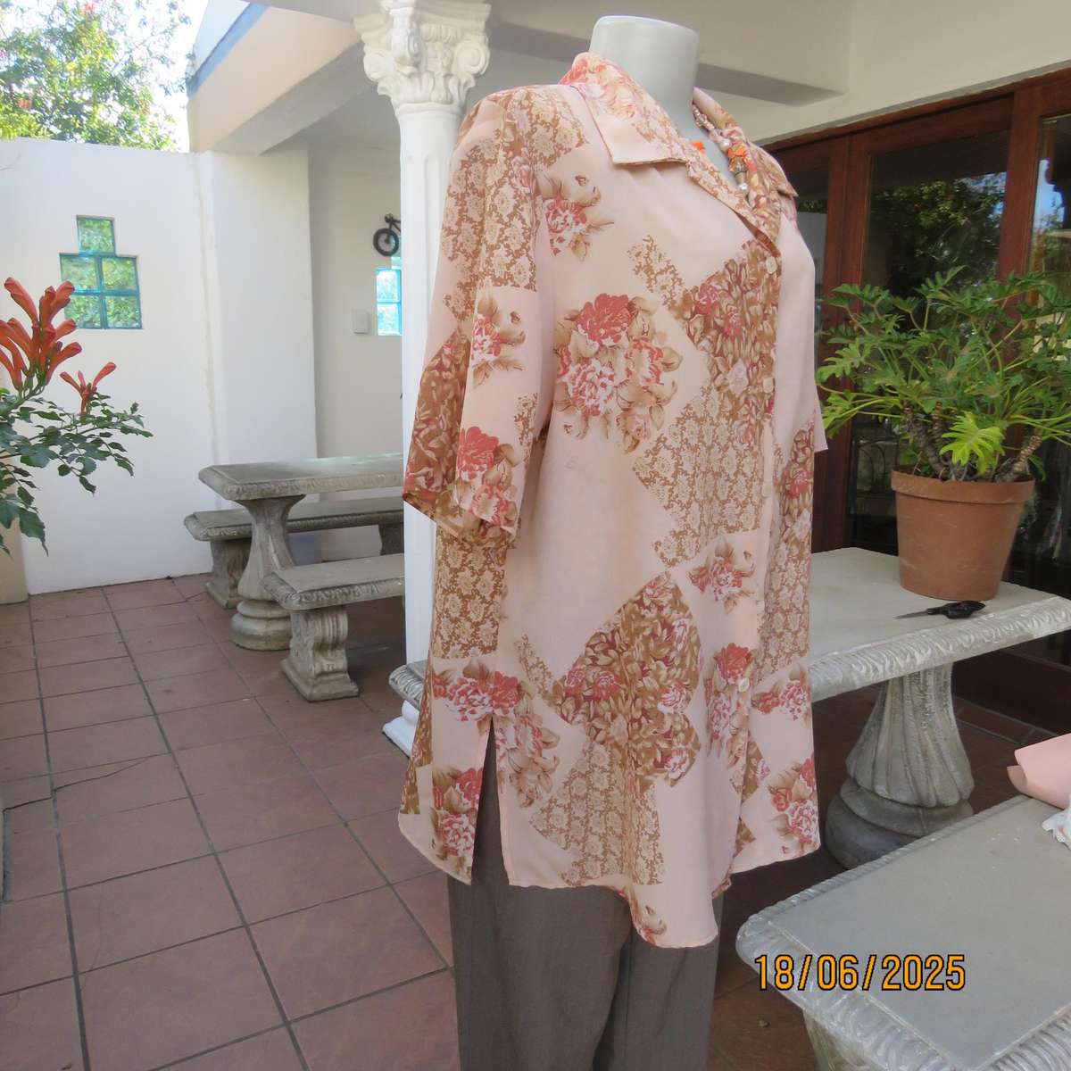 DIANELLO soft peach polyester short sleeve top. Tan-crimson designs. Size 44