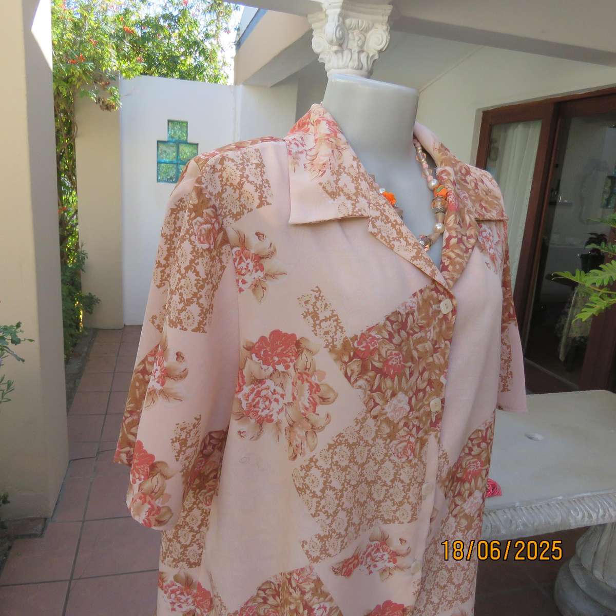 DIANELLO soft peach polyester short sleeve top. Tan-crimson designs. Size 44