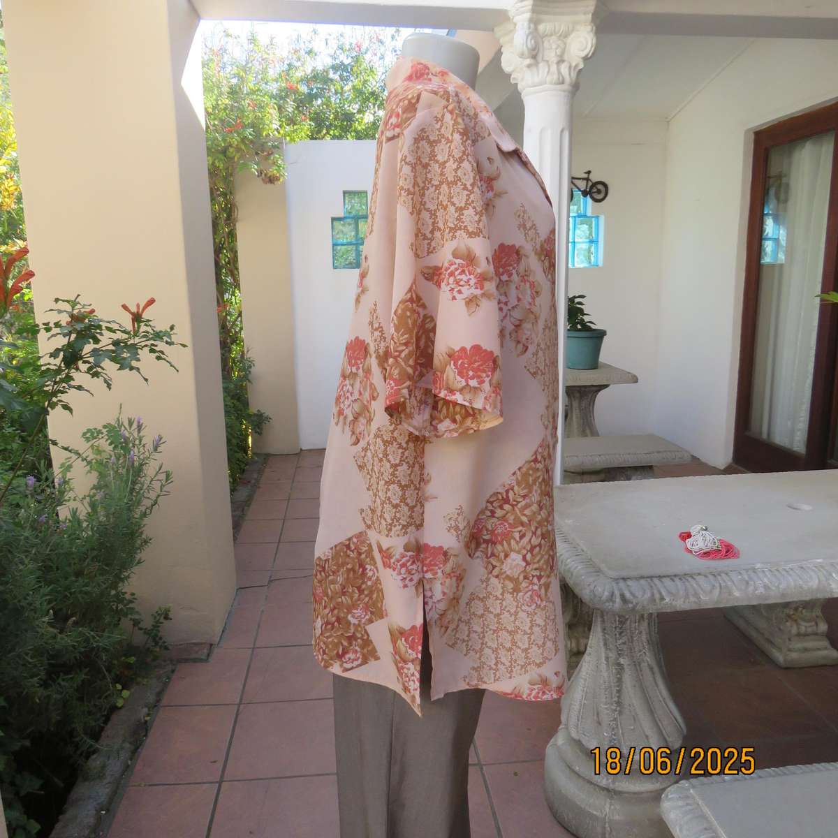 DIANELLO soft peach polyester short sleeve top. Tan-crimson designs. Size 44