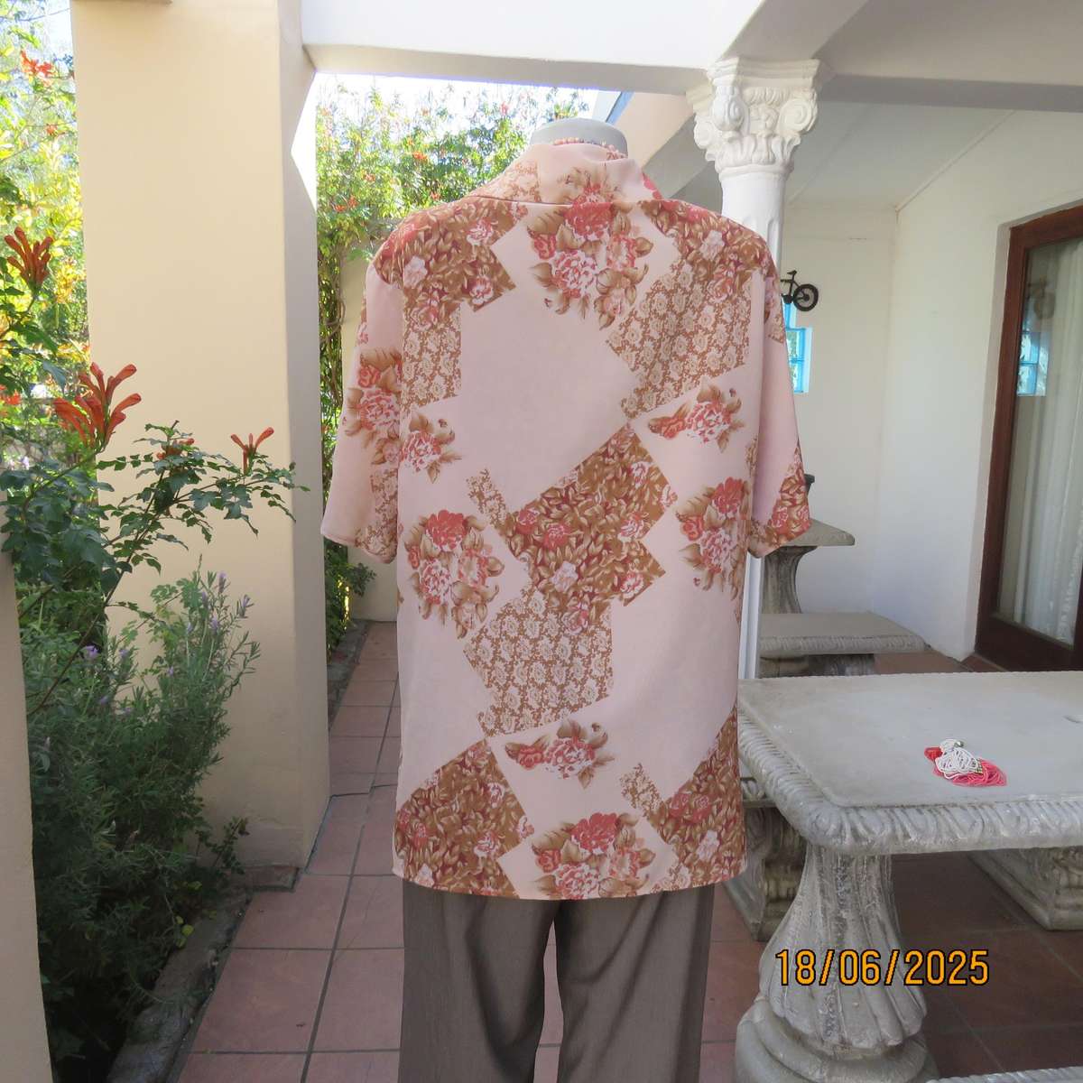 DIANELLO soft peach polyester short sleeve top. Tan-crimson designs. Size 44