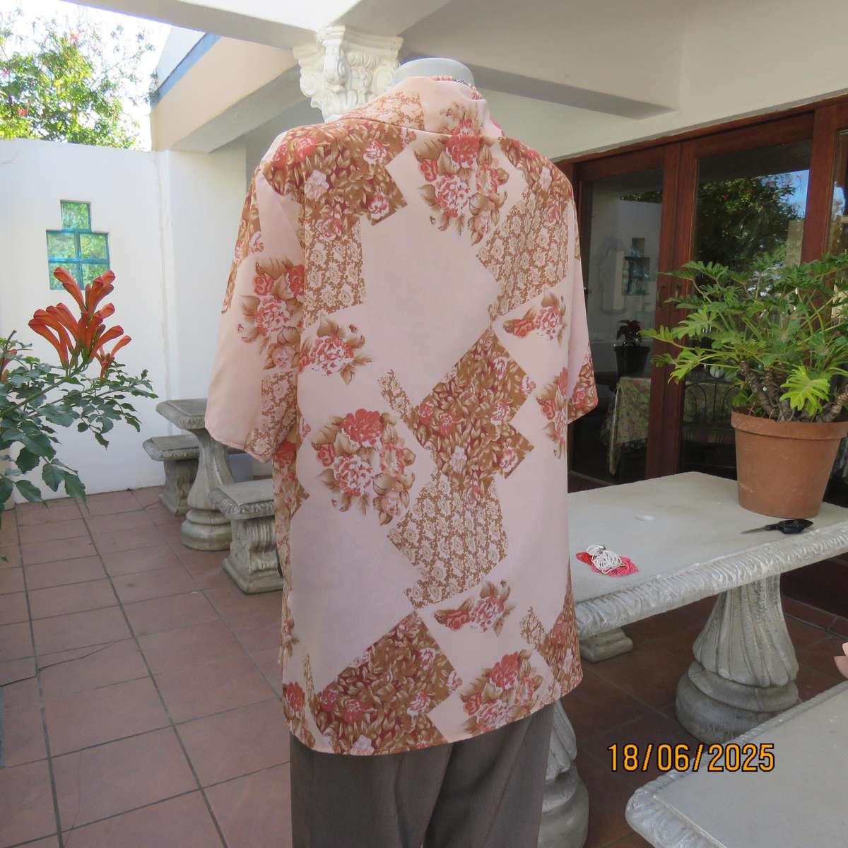 DIANELLO soft peach polyester short sleeve top. Tan-crimson designs. Size 44