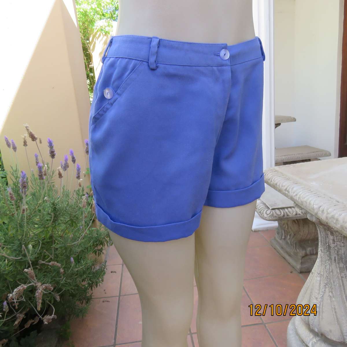 COLT eye catcher cobalt blue short with turnovers. Size 36-38. Cotton-viscose. Pockets.As new