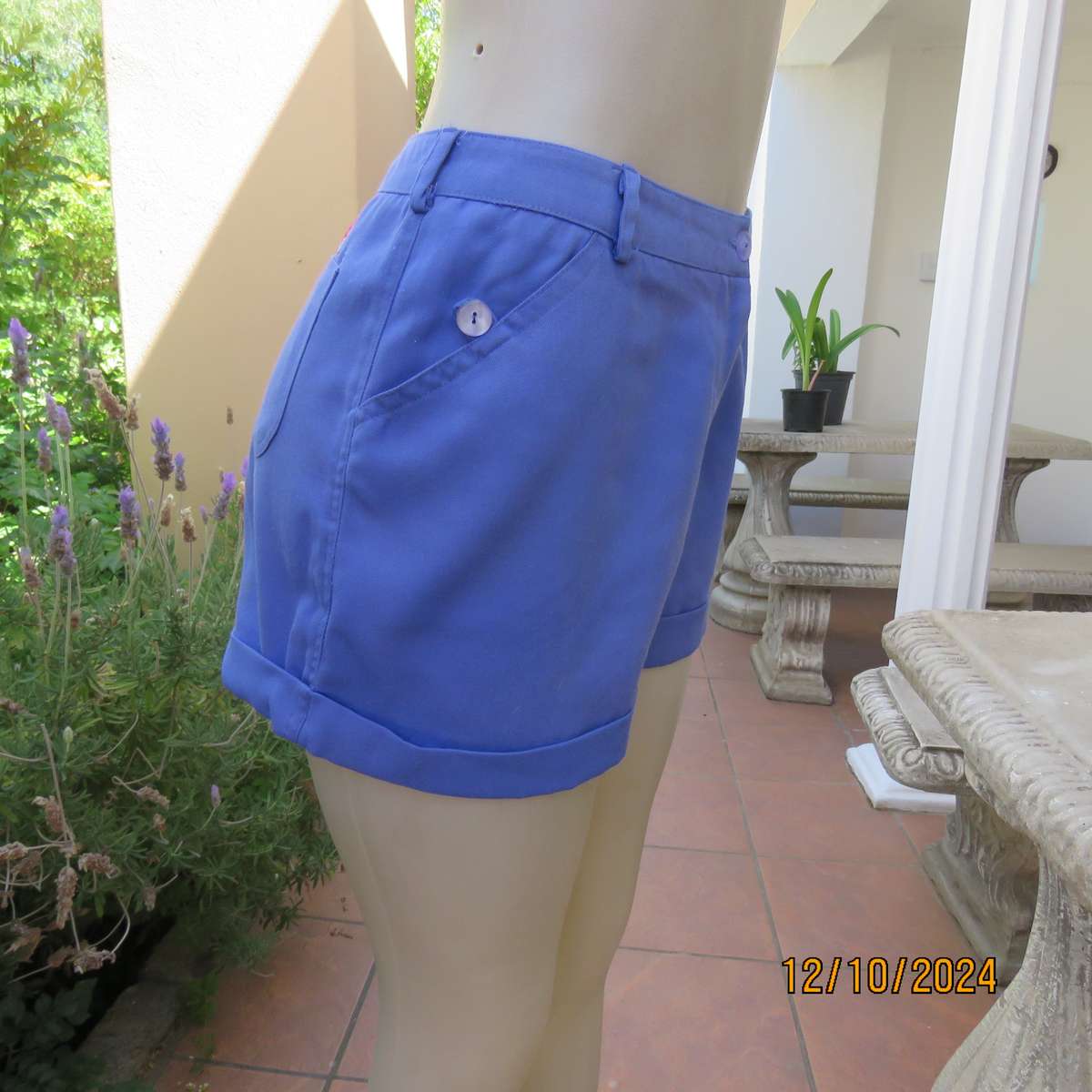 COLT eye catcher cobalt blue short with turnovers. Size 36-38. Cotton-viscose. Pockets.As new