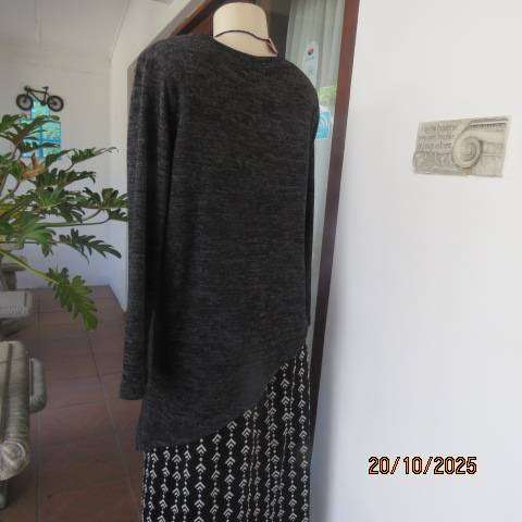 Black-grey mottled slip over high-low long sleeve stretch knit top size 36