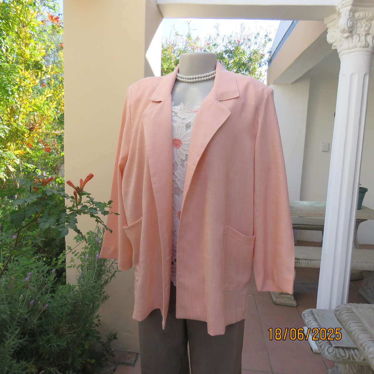 Boutique made light apricot woven textured polycotton long sleeve jacket. Size 42.