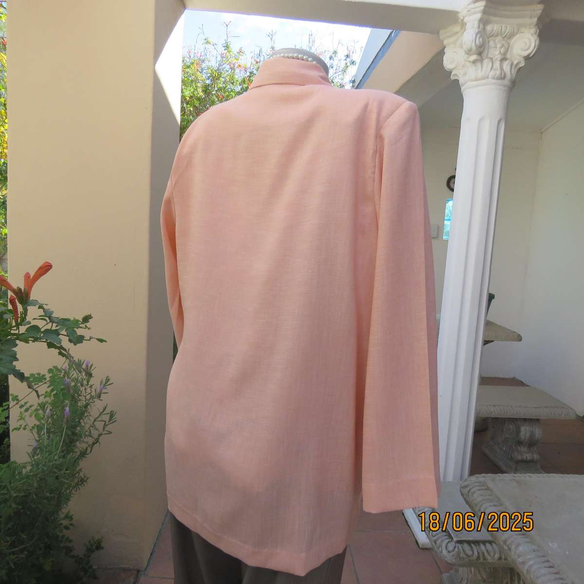 Boutique made light apricot woven textured polycotton long sleeve jacket. Size 42.