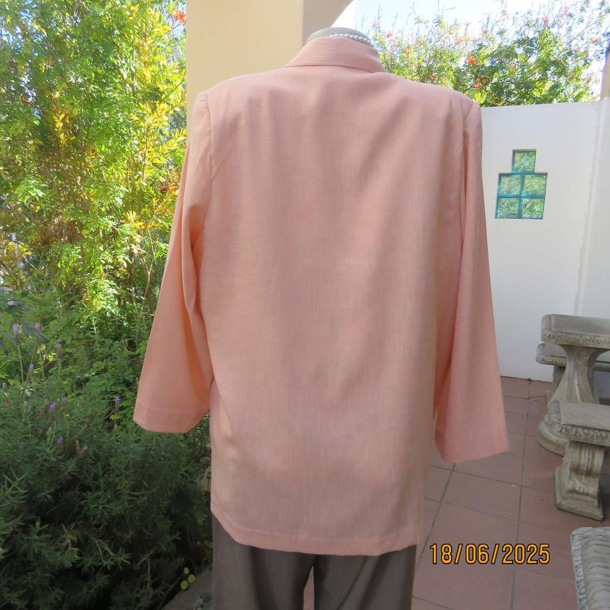 Boutique made light apricot woven textured polycotton long sleeve jacket. Size 42.