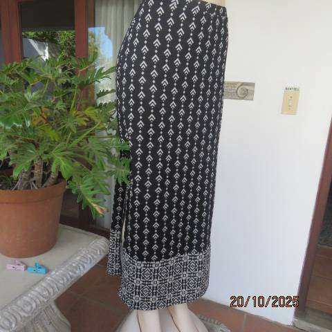 Maxi black skirt in polyester stretch with white graphic print. Size 36-38