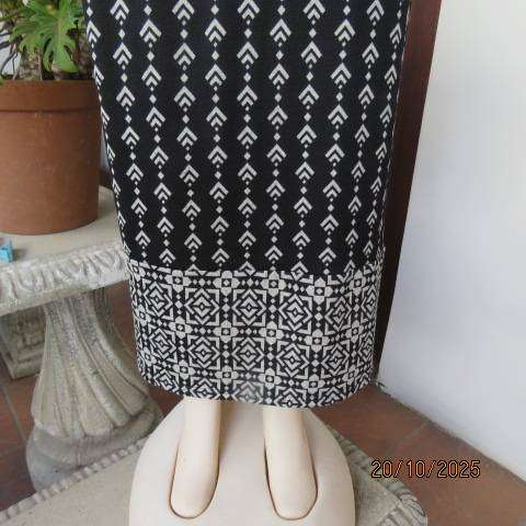 Maxi black skirt in polyester stretch with white graphic print. Size 36-38