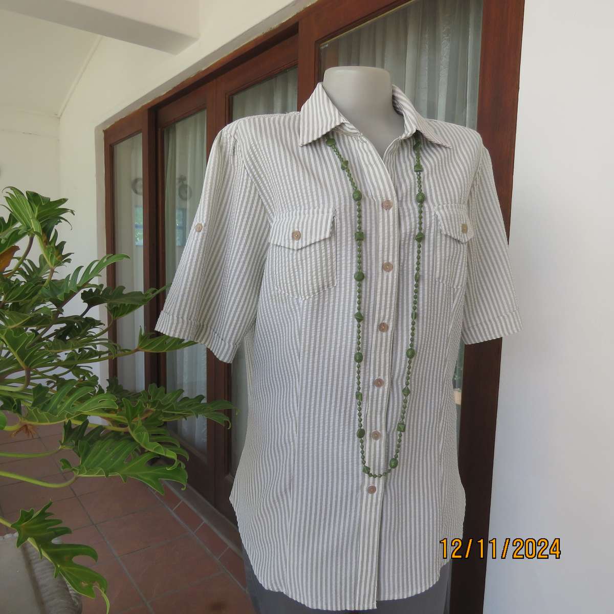 TROPIC Fashion bubble polycotton short sleeve top in white-moss vertical stripes.Size 42.As new