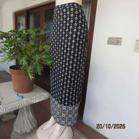Maxi black skirt in polyester stretch with white graphic print. Size 36-38