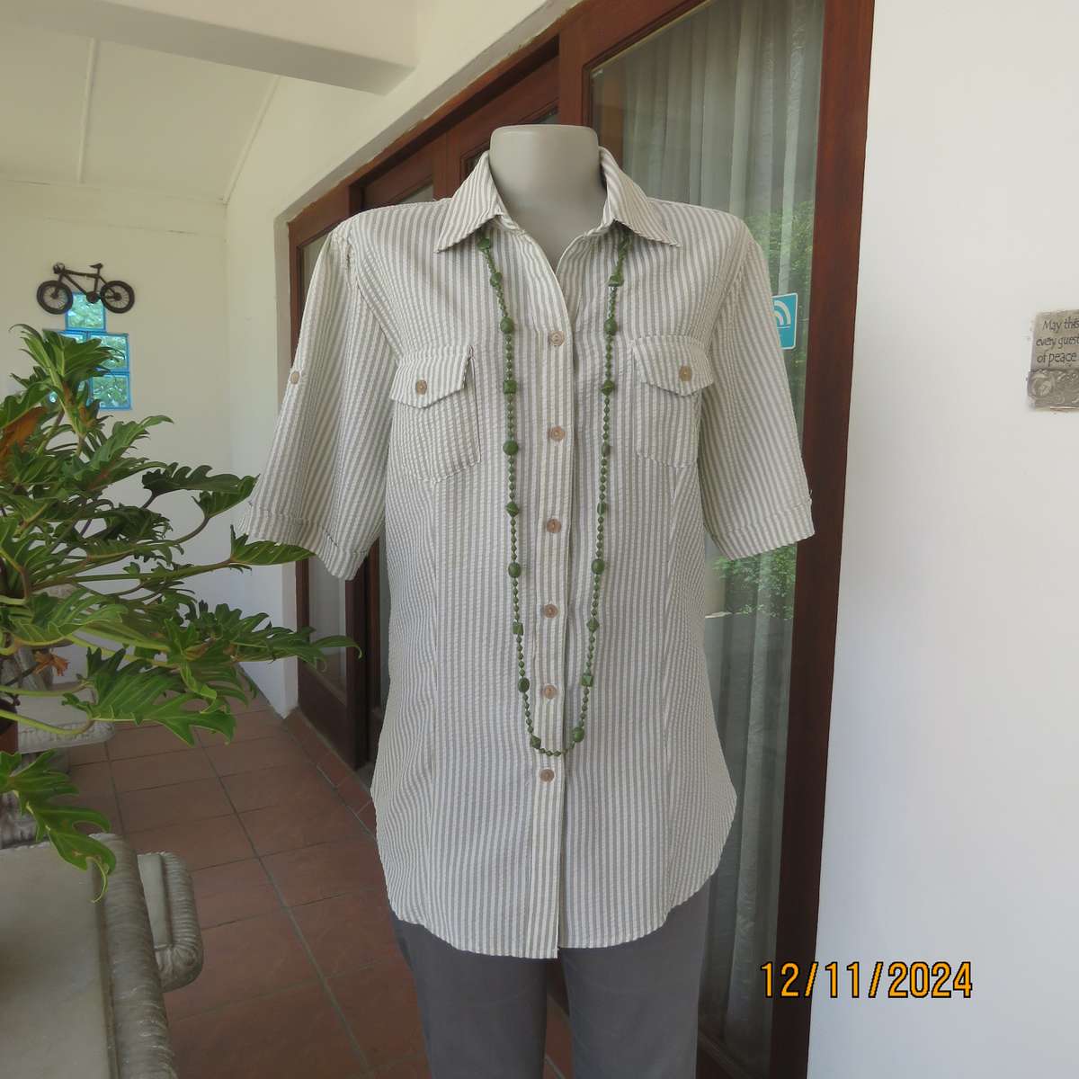 TROPIC Fashion bubble polycotton short sleeve top in white-moss vertical stripes.Size 42.As new