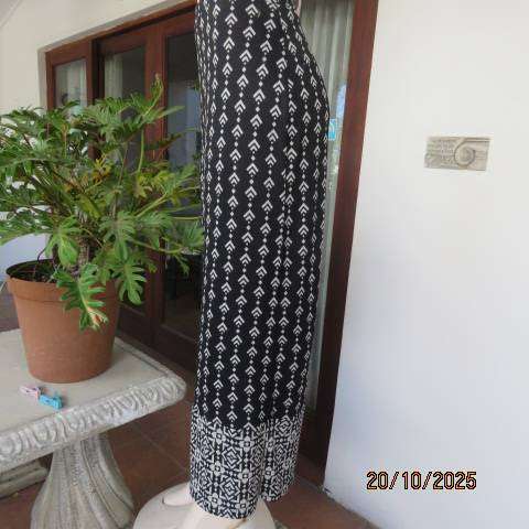 Maxi black skirt in polyester stretch with white graphic print. Size 36-38