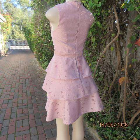 FOREVER NEW blush pink sleeveless dress in opaque embossed polyester viscose fabric, size 33
