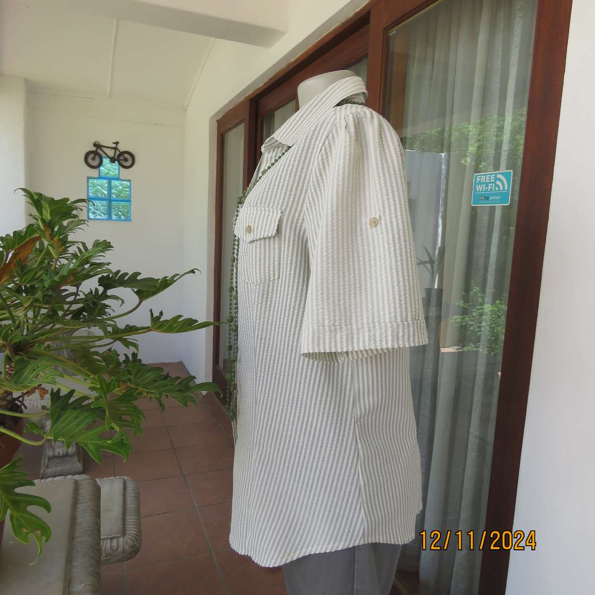 TROPIC Fashion bubble polycotton short sleeve top in white-moss vertical stripes.Size 42.As new