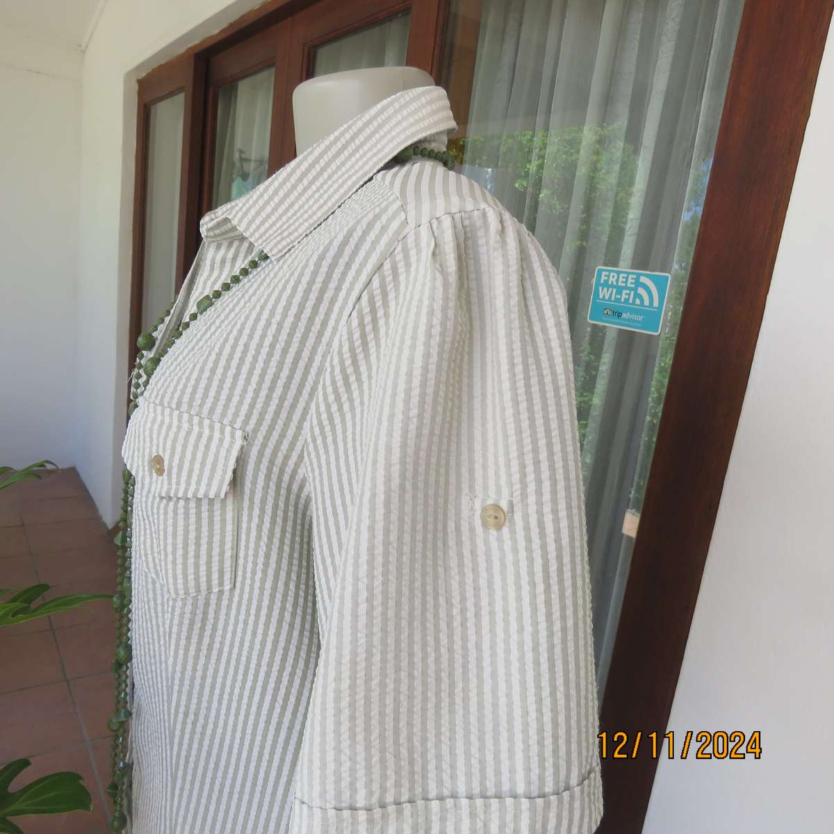 TROPIC Fashion bubble polycotton short sleeve top in white-moss vertical stripes.Size 42.As new