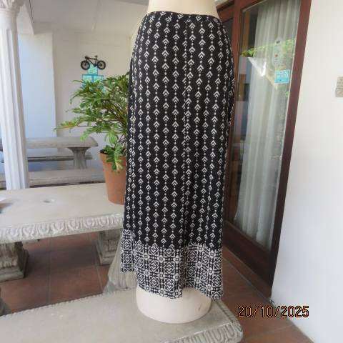 Maxi black skirt in polyester stretch with white graphic print. Size 36-38