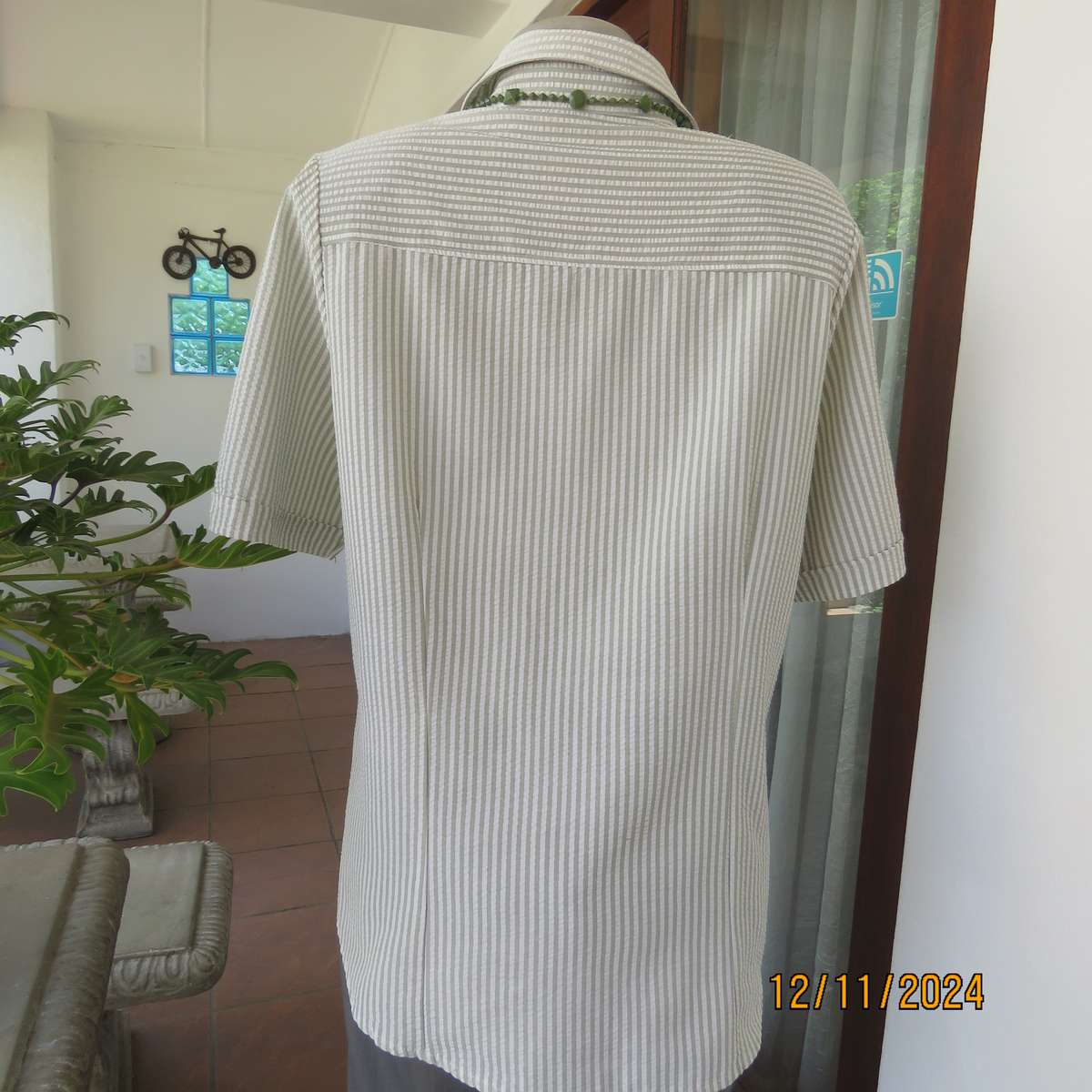 TROPIC Fashion bubble polycotton short sleeve top in white-moss vertical stripes.Size 42.As new