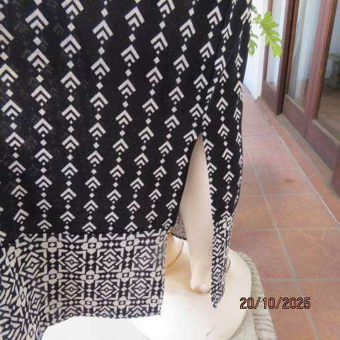 Maxi black skirt in polyester stretch with white graphic print. Size 36-38