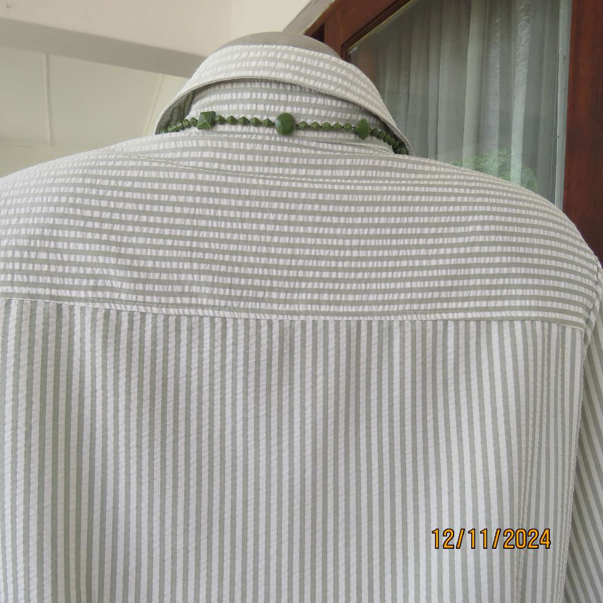 TROPIC Fashion bubble polycotton short sleeve top in white-moss vertical stripes.Size 42.As new