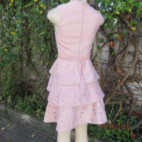 FOREVER NEW blush pink sleeveless dress in opaque embossed polyester viscose fabric, size 33