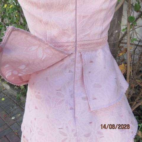 FOREVER NEW blush pink sleeveless dress in opaque embossed polyester viscose fabric, size 33