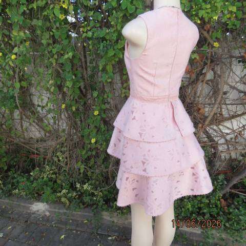 FOREVER NEW blush pink sleeveless dress in opaque embossed polyester viscose fabric, size 33