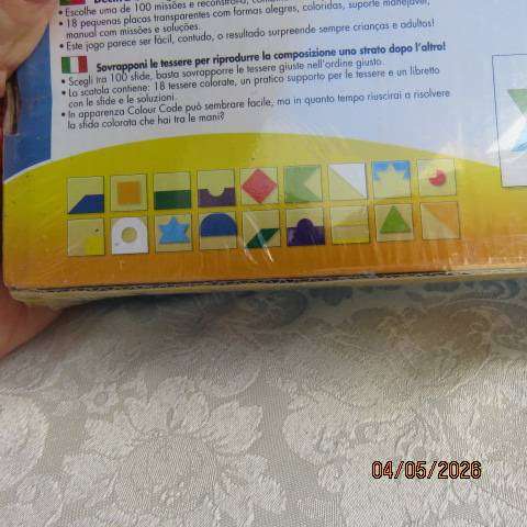 Smart Games multi-level colour code logic game with 100 challenges on 4 levels.