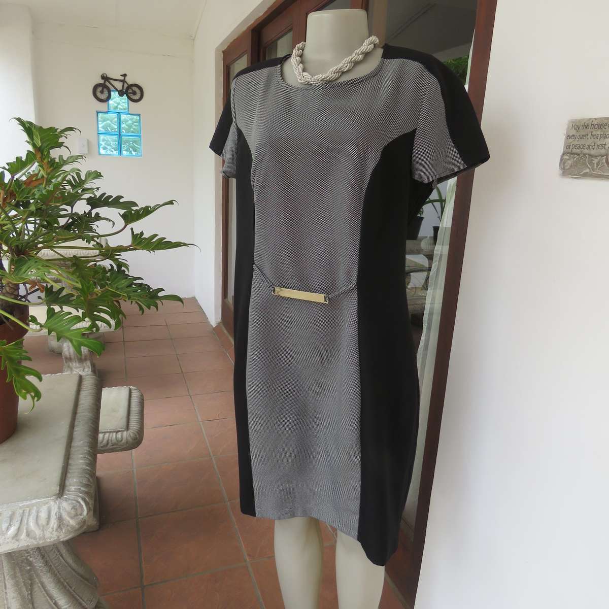 FASHION EXPRESS size 40 princess style dress in black-white with black sides. Long zip.Very good con