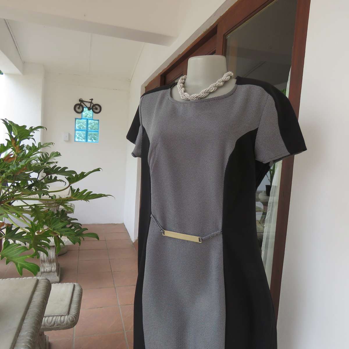 FASHION EXPRESS size 40 princess style dress in black-white with black sides. Long zip.Very good con