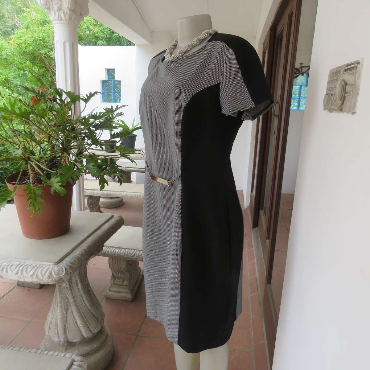 FASHION EXPRESS size 40 princess style dress in black-white with black sides. Long zip.Very good con