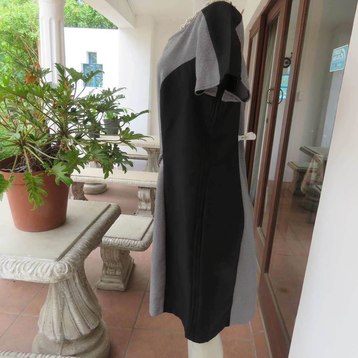 FASHION EXPRESS size 40 princess style dress in black-white with black sides. Long zip.Very good con