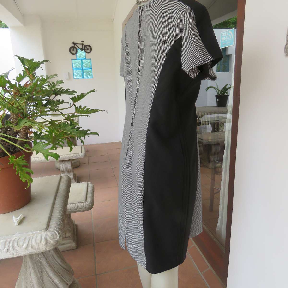 FASHION EXPRESS size 40 princess style dress in black-white with black sides. Long zip.Very good con