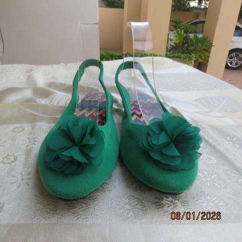 Pair grass green open heel fabric flat shoes in green with flower on front. Size 8