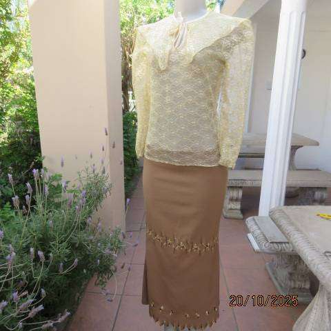 MICHELLE gold acrylic lace long sleeve top. Front slit. Wide pointed collar. Size 32