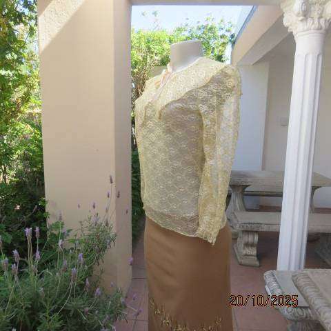 MICHELLE gold acrylic lace long sleeve top. Front slit. Wide pointed collar. Size 32