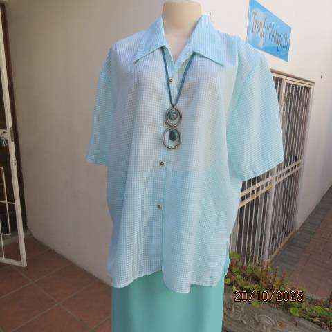 SMILEY white-green sheer polyester short sleeve button down top. Size 44