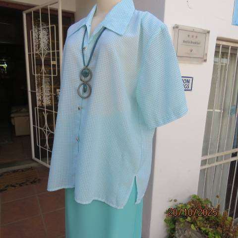 SMILEY white-green sheer polyester short sleeve button down top. Size 44