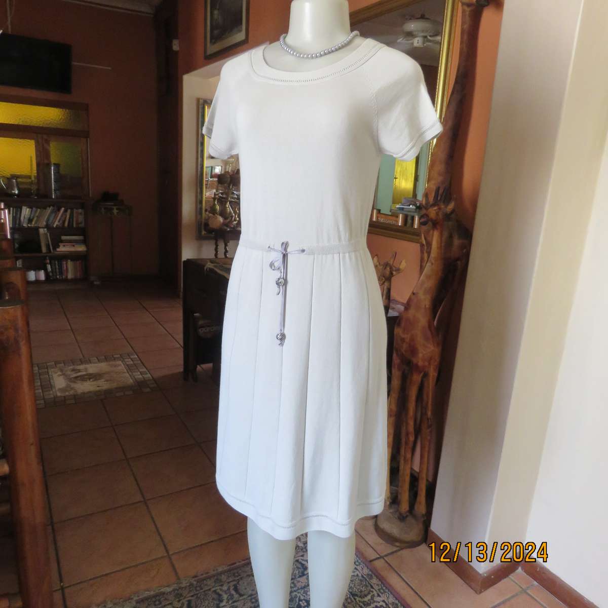 Amazing MATRICE Japan light grey poly-acrylic stretch knitted capped sleeve dress size 34.As new