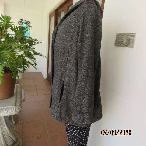 Black-white mottled warm long sleeve hooded jacket for lady, size 44-46