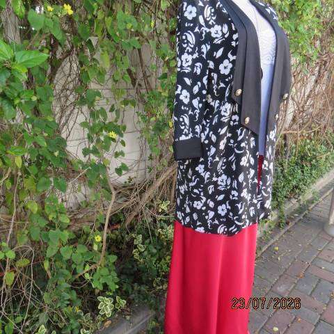 Woolworths black and white open-front jacket with elbow sleeves and low collar, size 38-40