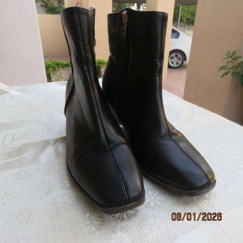 Pair black ankle boots with side zips and block heels in size 7-41.