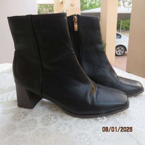 Pair black ankle boots with side zips and block heels in size 7-41.