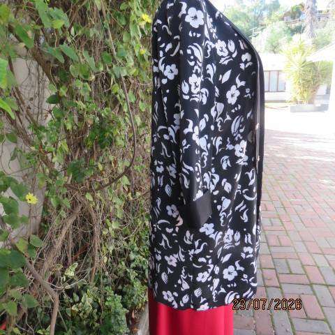 Woolworths black and white open-front jacket with elbow sleeves and low collar, size 38-40