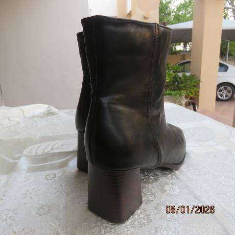 Pair black ankle boots with side zips and block heels in size 7-41.
