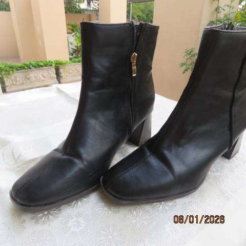 Pair black ankle boots with side zips and block heels in size 7-41.