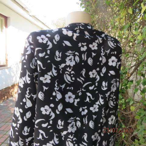 Woolworths black and white open-front jacket with elbow sleeves and low collar, size 38-40