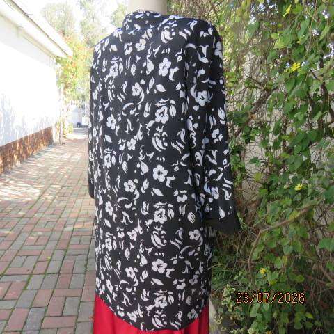 Woolworths black and white open-front jacket with elbow sleeves and low collar, size 38-40