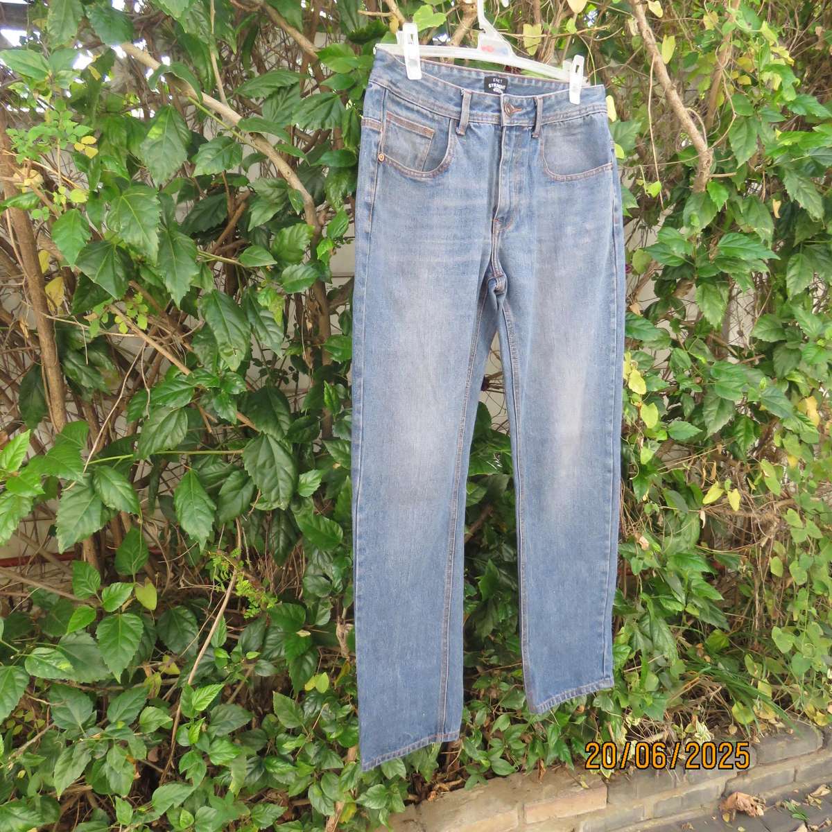 EXACT men's blue denim straight leg jeans size 32. 100% cotton.