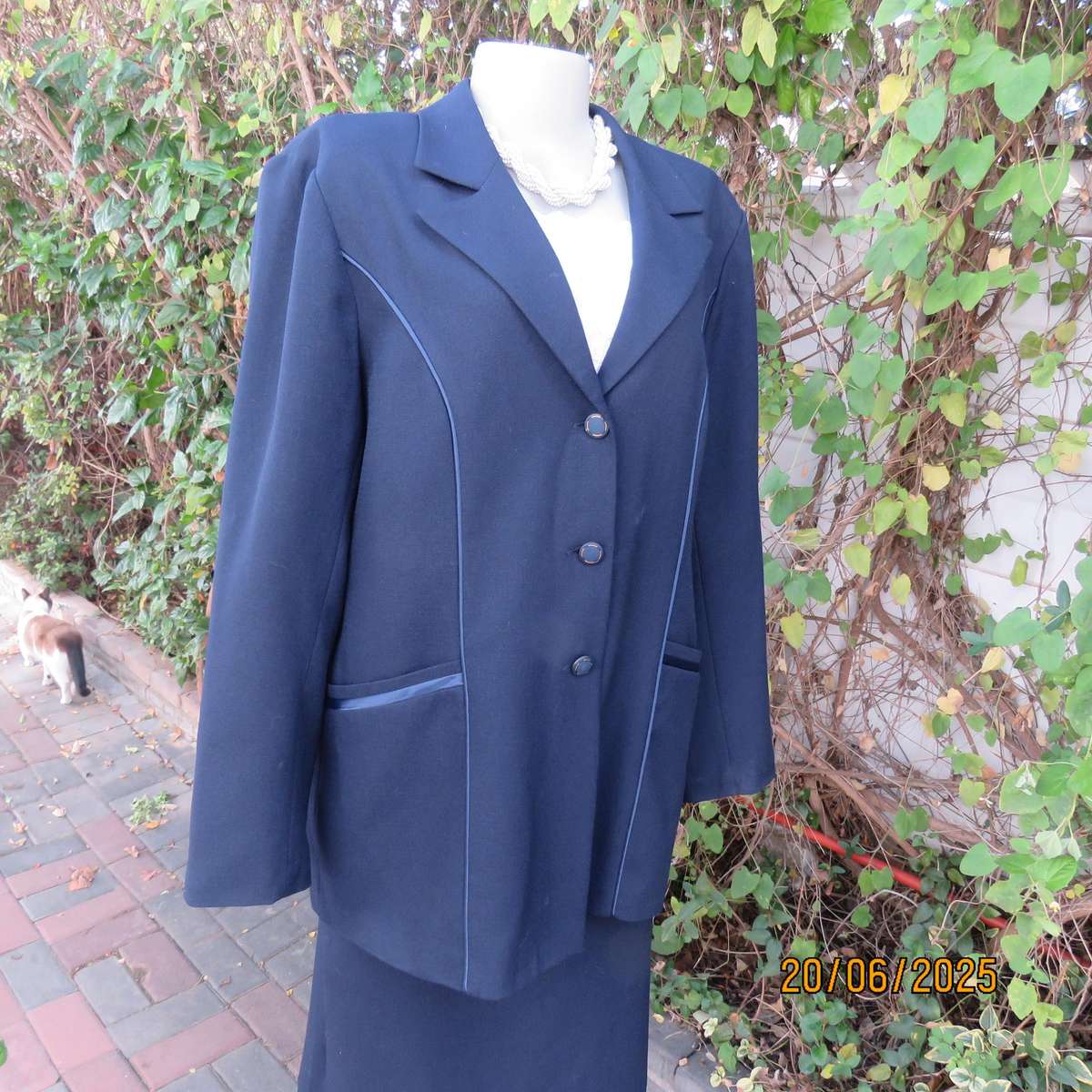 KARISMA  navy 2 pc skirt suit both pieces fully lined. Size 40-16. Tailored jacket.